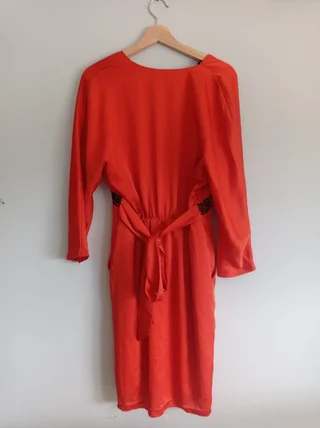 vestido rojo en una percha
