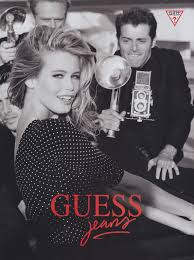 chica con traje de puntos y pelo largo posa para varios fotógrafos