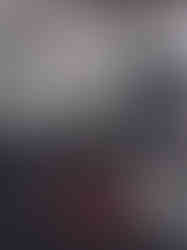 chica con traje de puntos y pelo largo posa para varios fotógrafos