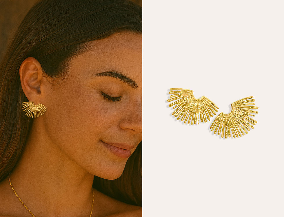 chica con pendientes dorados a la izquierda. A la derecha, pendientes dorados en fondo blanco