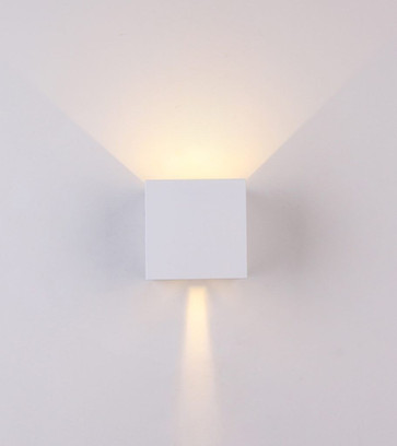 luz de pared de color blanco sobre pared blanca