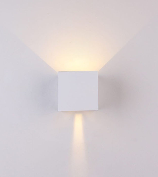 luz de pared de color blanco sobre pared blanca