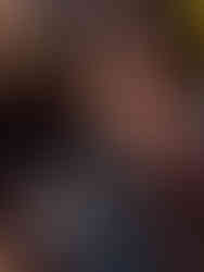 mujer tumbada en un lago