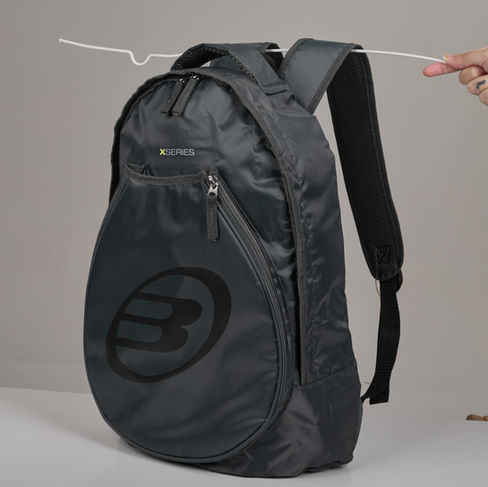 Mochila negra con una b en el medio