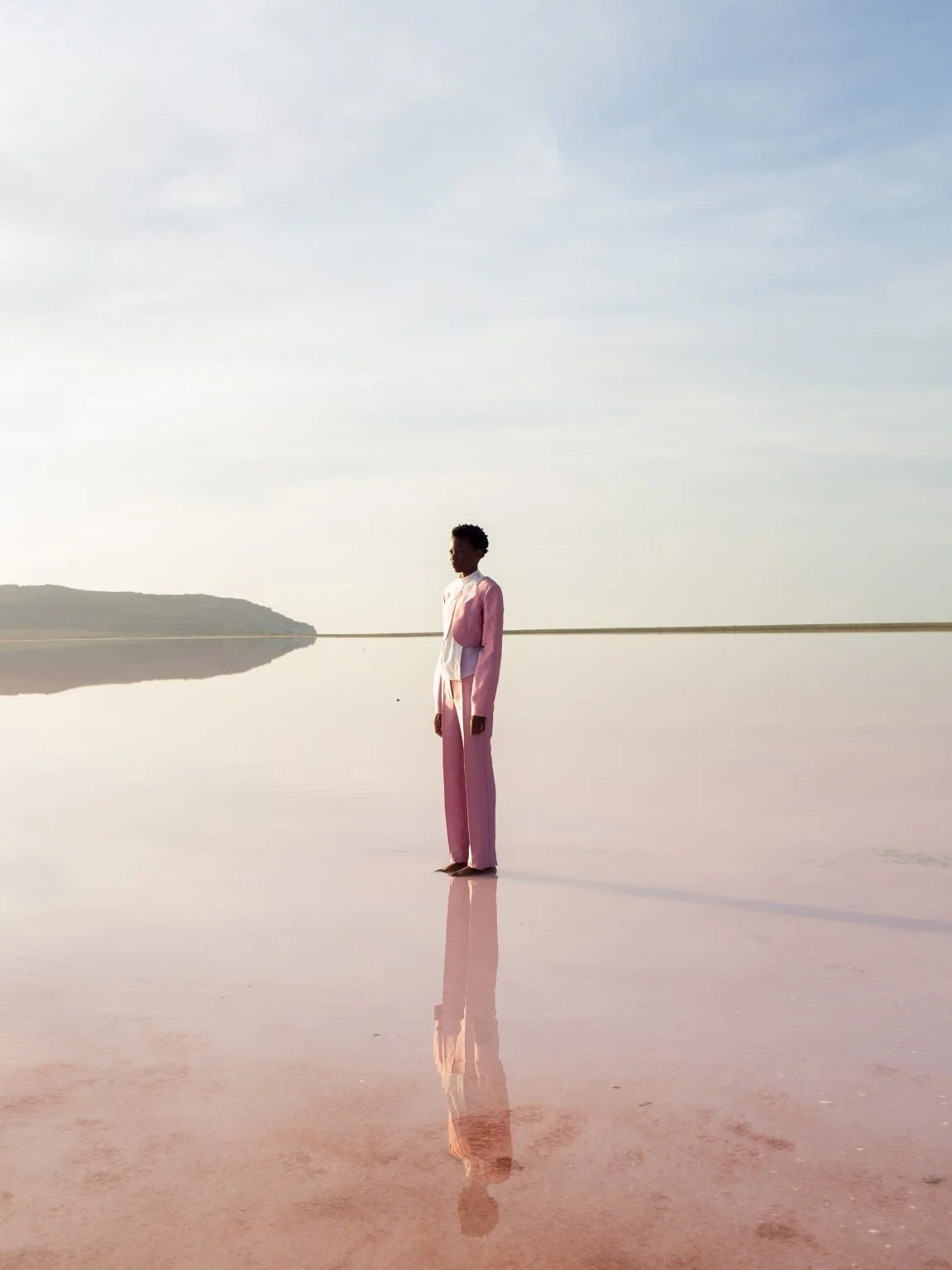 chico vestido de rosa en una playa