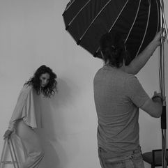 fotógrafo haciendo una foto a una modelo