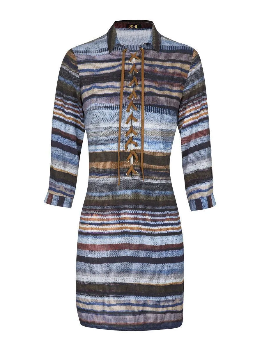 vestido de rayas azules y marrones sobre fondo blanco