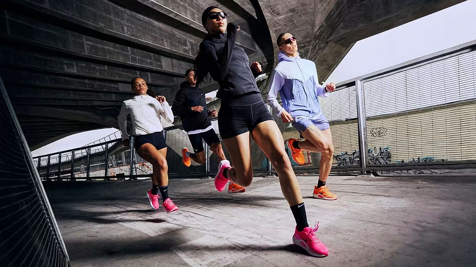 Dos mujeres y dos hombres vestidos de deporte corriendo