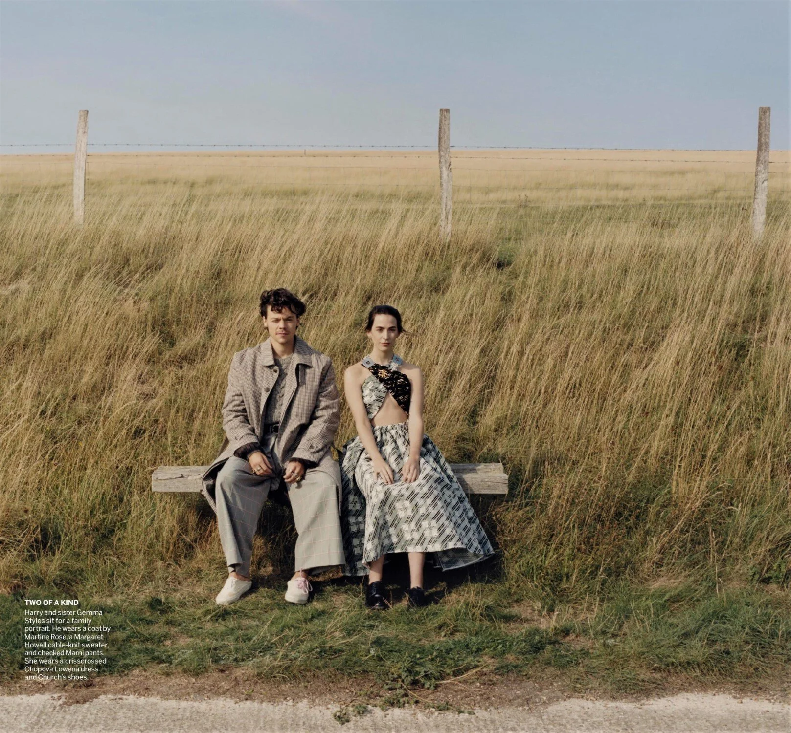 chico y chica sentados en un banco de madera 