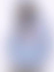 chica vistiendo sudadera azul claro