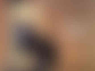 dos mujeres en chándal están corriendo