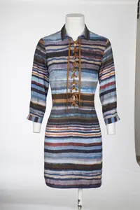 Kleid mit blauen und braunen Streifen an einer Schaufensterpuppe