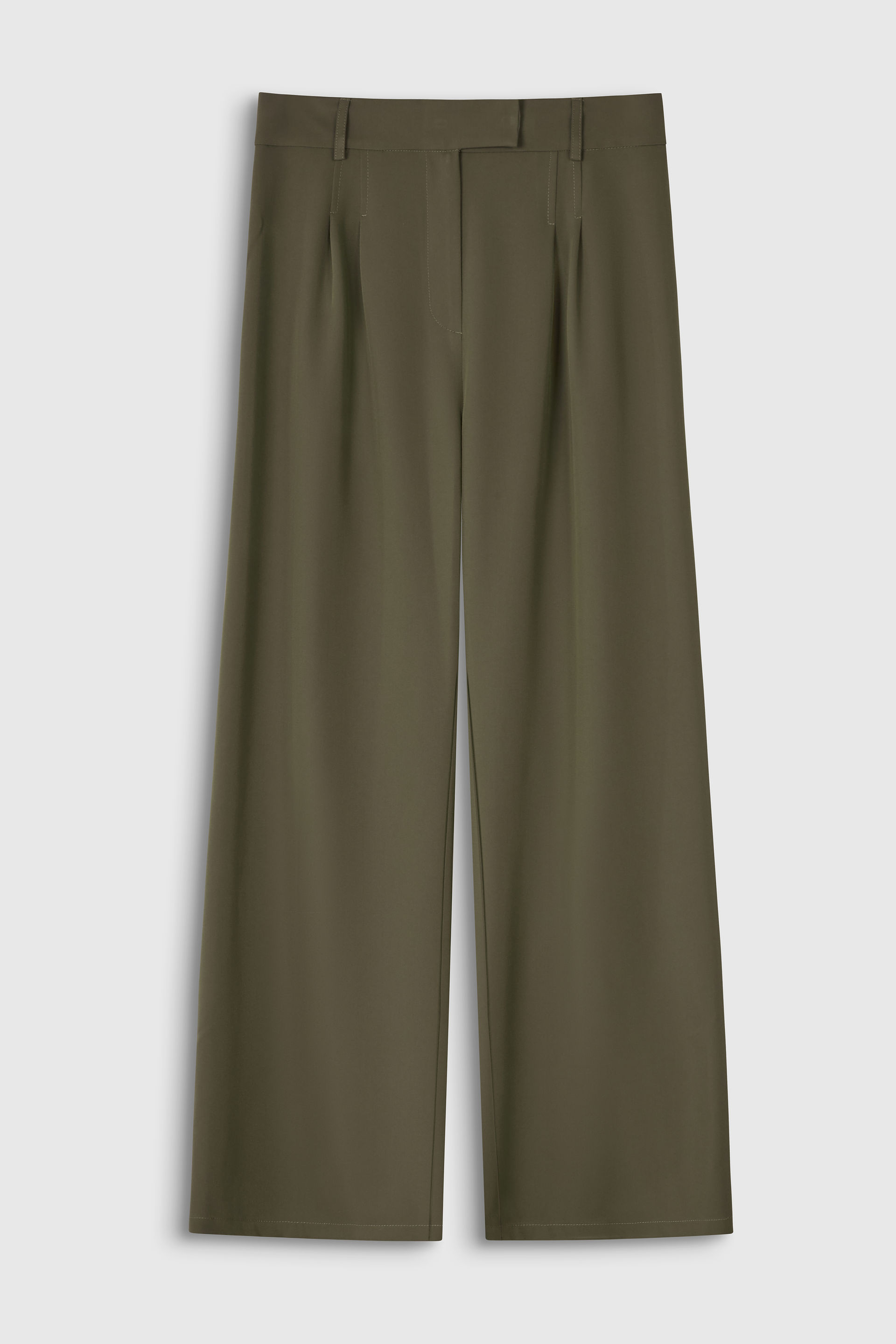 Foto del pantalón original a la derecha. En el centro imagen generada por Botika y a la izquierda zo