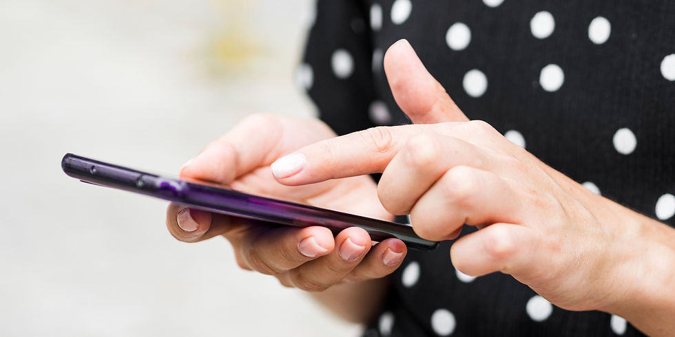 mano sujetando un móvil