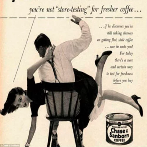 hombre sentado en una silla sujetando a su mujer en sus piernas y con la mano subida