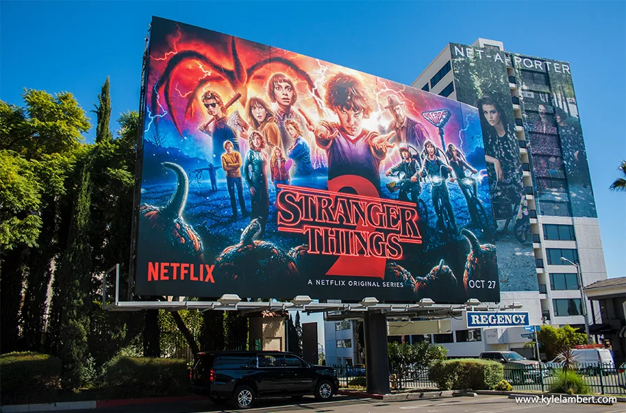 Anuncio de la serie Stranger Things en una valla publicitaria de la calle