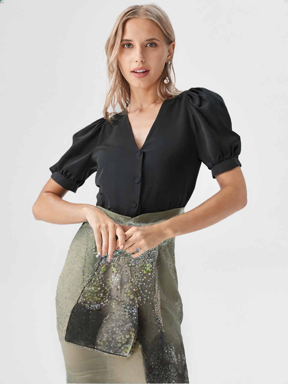 Blusa negra original a la derecha y resultado que proporciona la IA de PicCopilot