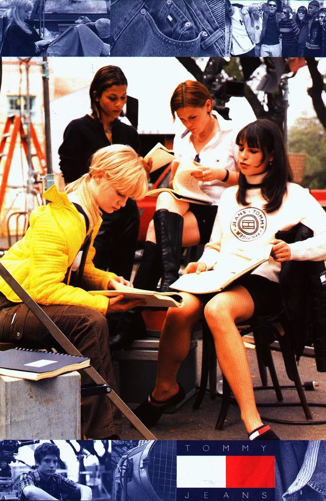 cuatro chicas estudiando en un parque