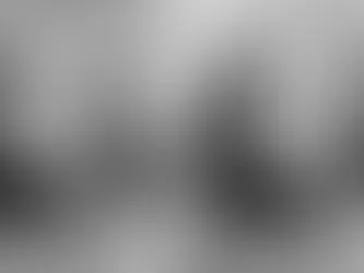 fotografía de una mujer con el pelo rizado y en blanco y negro. La de la izquierda está sin editar y la derecha editada.