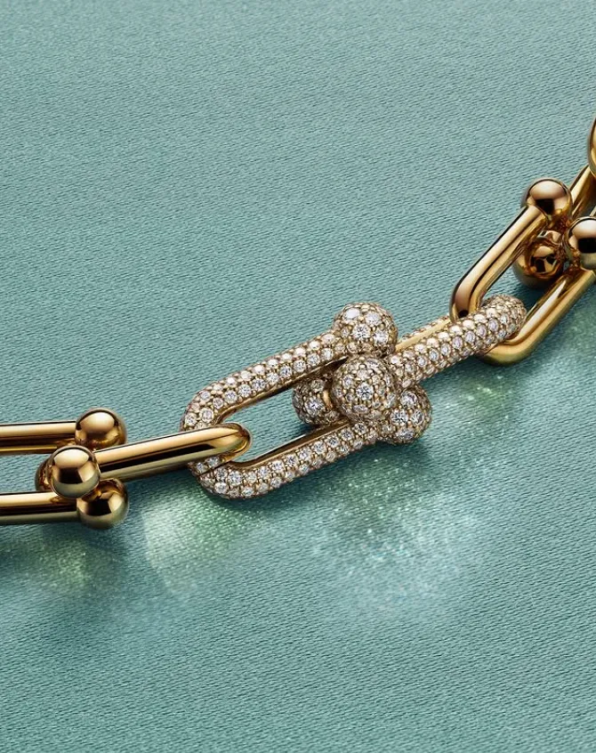 detalle de una cadena dorada sobre fondo azul