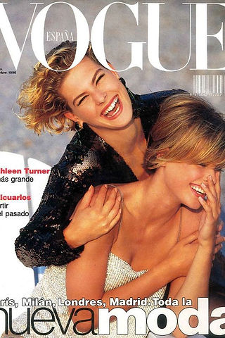 Capa de revista onde aparecem duas mulheres loiras rindo, uma com um vestido preto e a outra com um vestido branco.