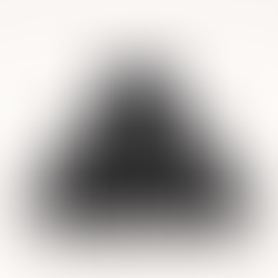 Imagen hecha con IA donde se ven seis botes colocados en modo pirámide en un fondo blanco