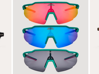 Lunette de soleil noire, trois lunettes de soleil sportives et des lunettes de soleil marron