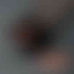 callera negra sobre fondo gris