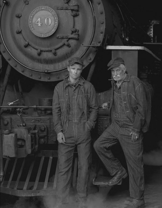 Deux hommes à côté d’un train.