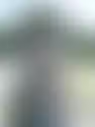 mujer con las manos en la cara y pañuelo en la cabeza
