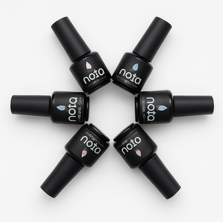 imagen hecha con IA donde se ve 6 botes de pintura de uñas haciendo una forma de estrella sobre un fondo blanco