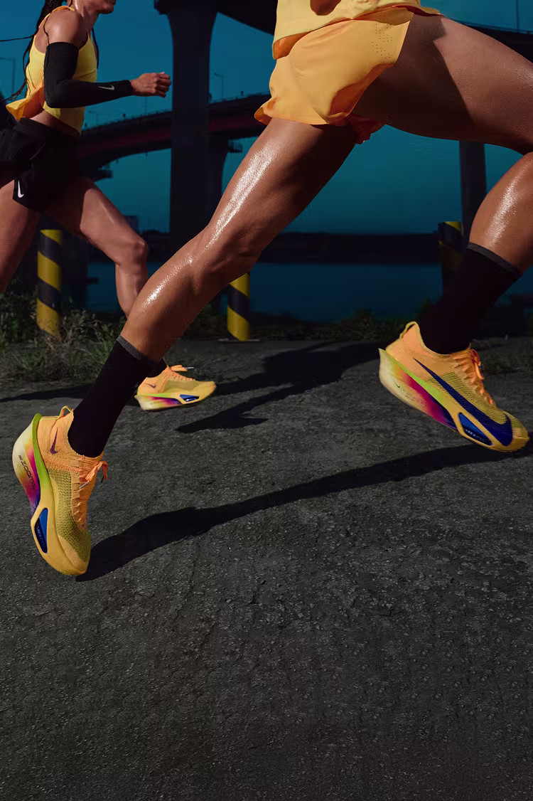 plano detalle de las piernas de deportistas corriendo