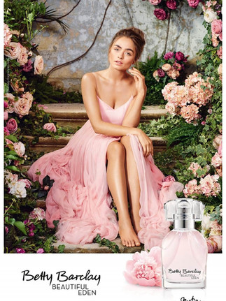 chica con el pelo recogido y vestido rosa esta sentada en unos escalones rodeada de flores