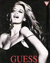 Chica con el pelo largo y top negro