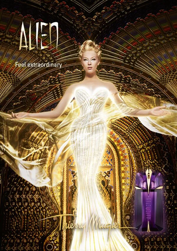 mujer con el pelo rubio y vestido dorado