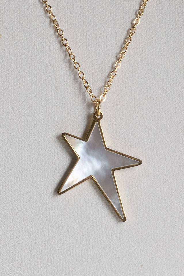 Collar dorado largo con un estrella blanca