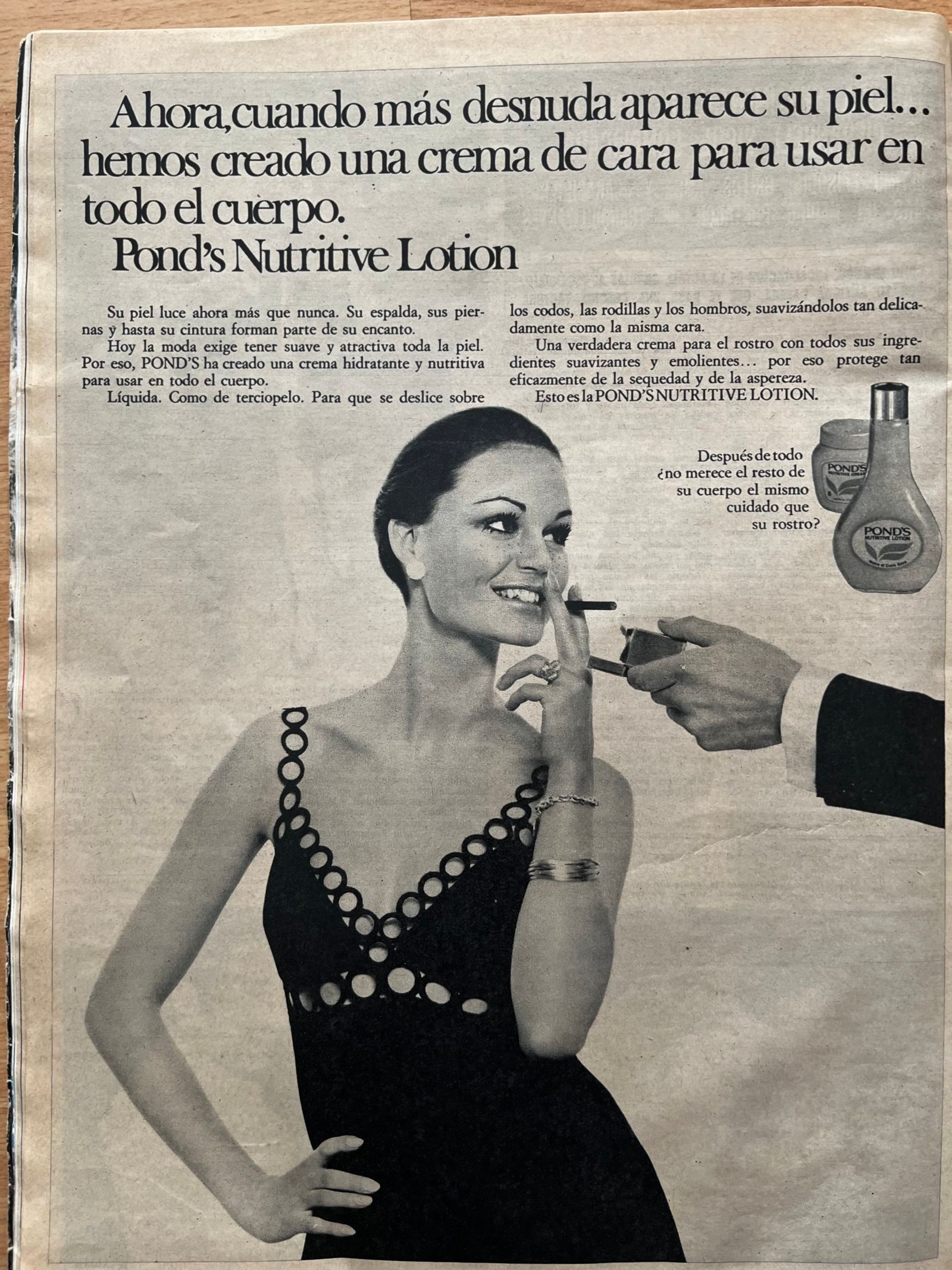 Anuncio antiguo de cremas corporales . Mano de hombre ofreciéndose a encender el cigarro que tiene la mujer en la mano