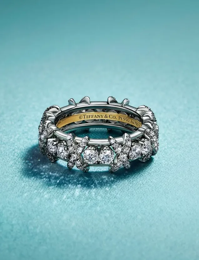 anillo de diamantes sobre fondo azul