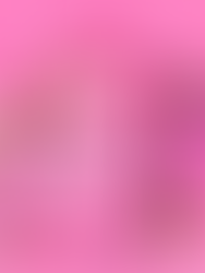 tres muñecas barbies sobre fondo rosa.