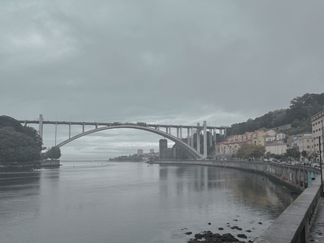 Brücke über Fluss in Porto