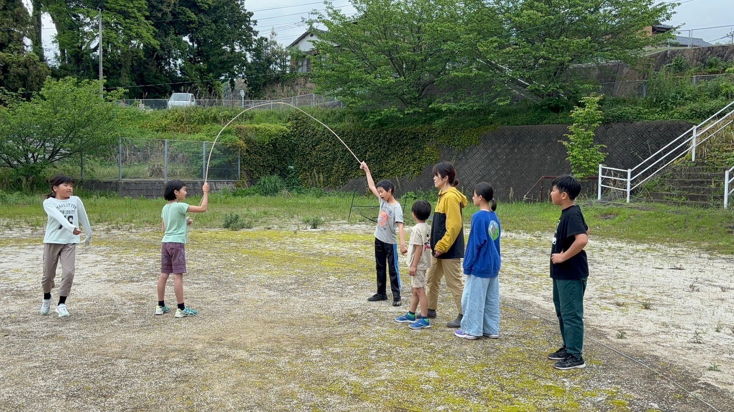 校庭で大縄跳び