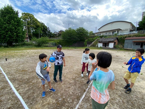 広い校庭でボール遊び