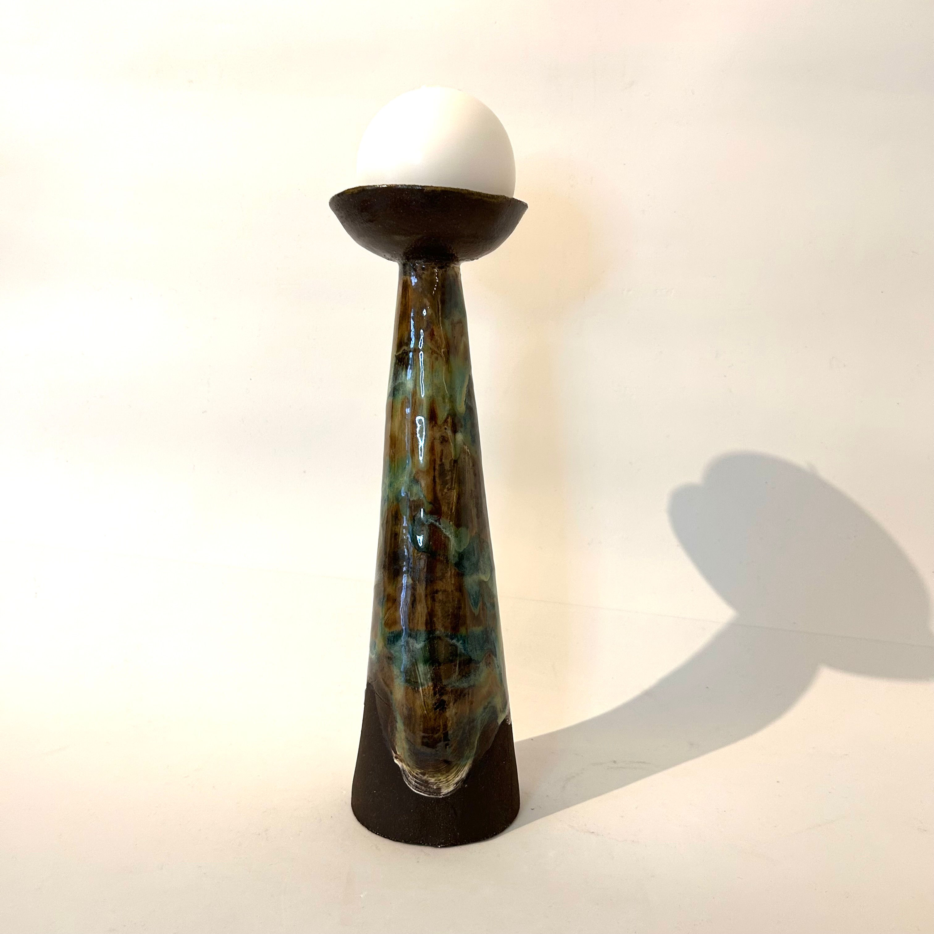 Høy lysestake med metallisk glasur