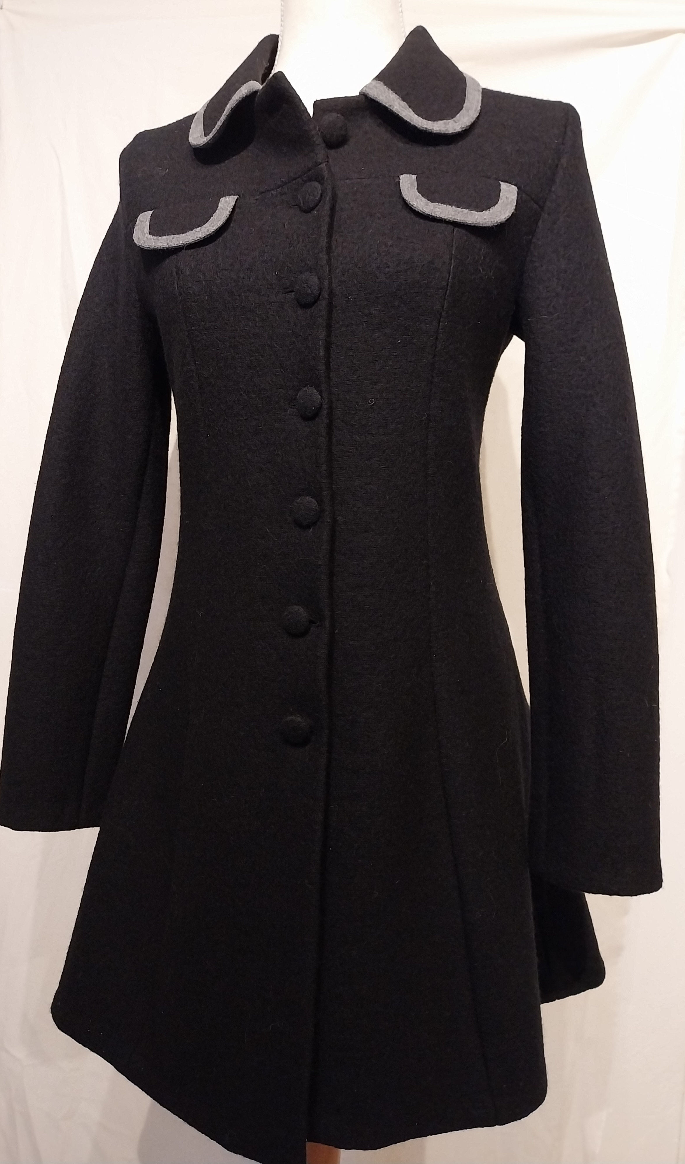 Svart ullkåpe med grå detaljer