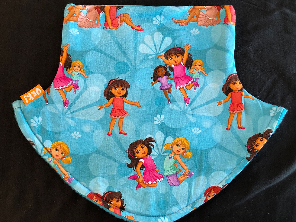 Hals til barn sydd av fargerik bomull, foret med fleece. Håndlaget av Urk!