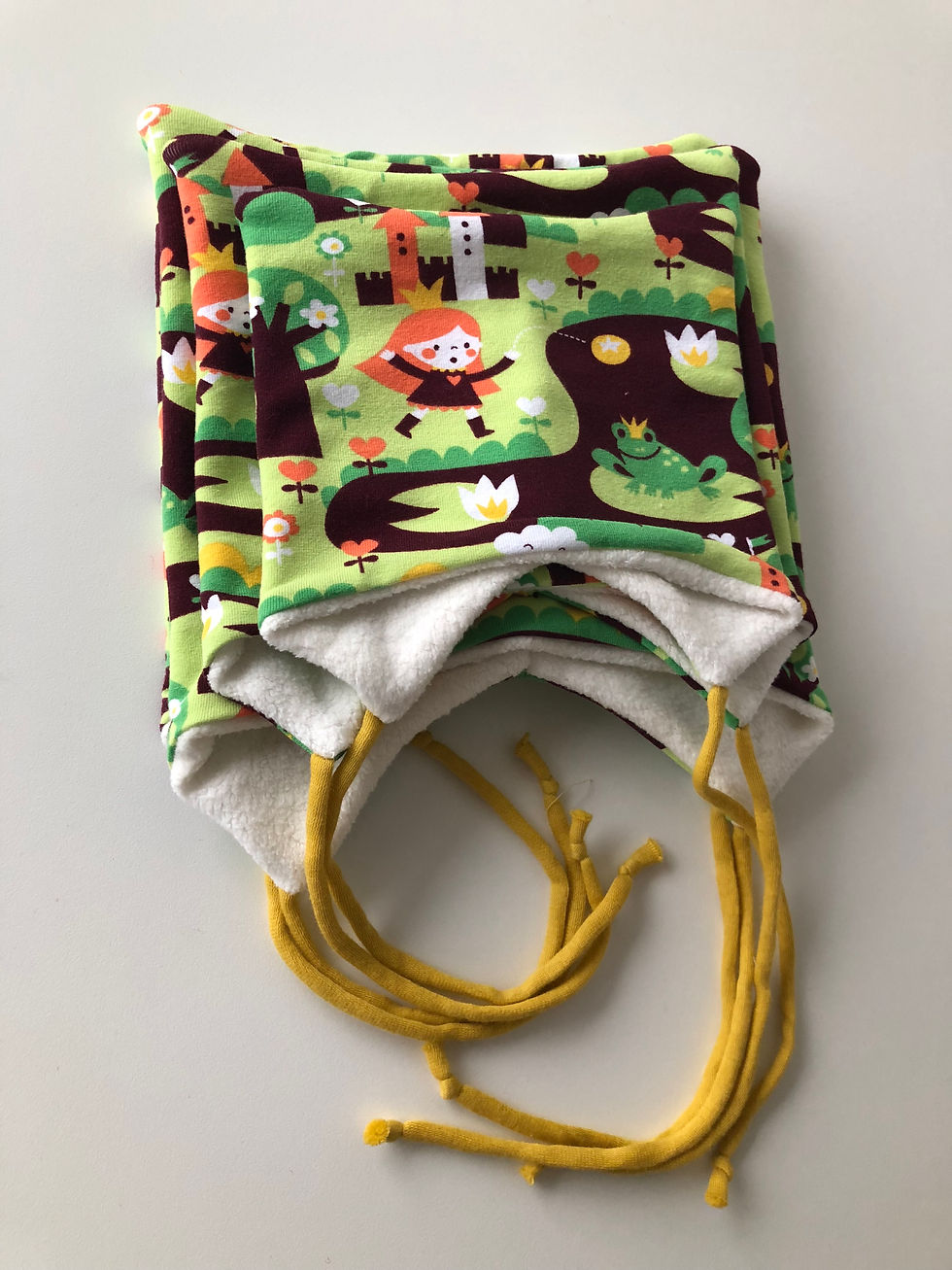 Knytelue / lue med knyting med eventyrmotiv. Unik, fargerik og håndlaget av Urk!