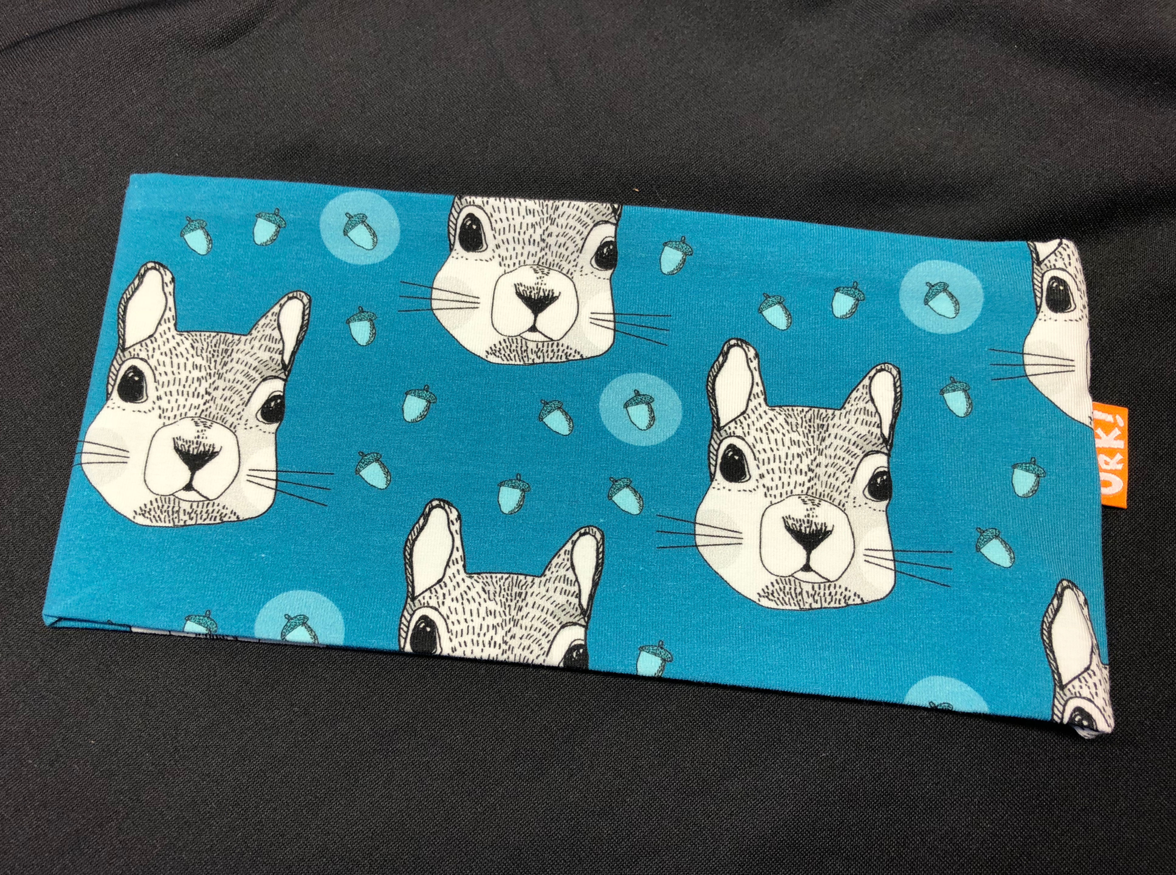 Petrolblått pannebånd med ekorn