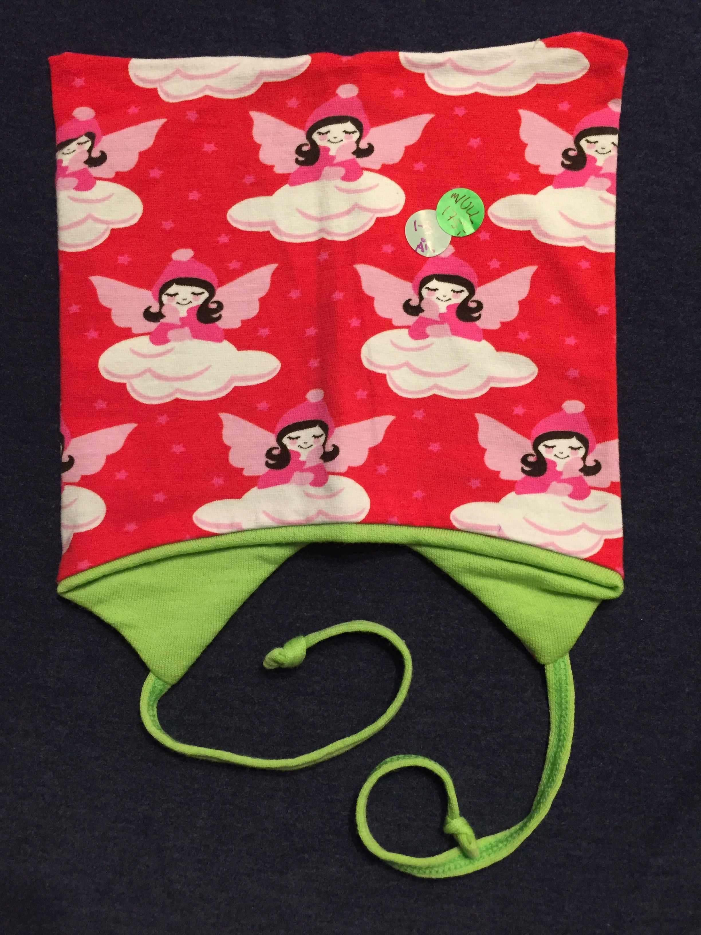 Lue til de minste sydd av fargerikt stoff, foret med ull. Lua har knyting under haka. Håndlaget av Urk!