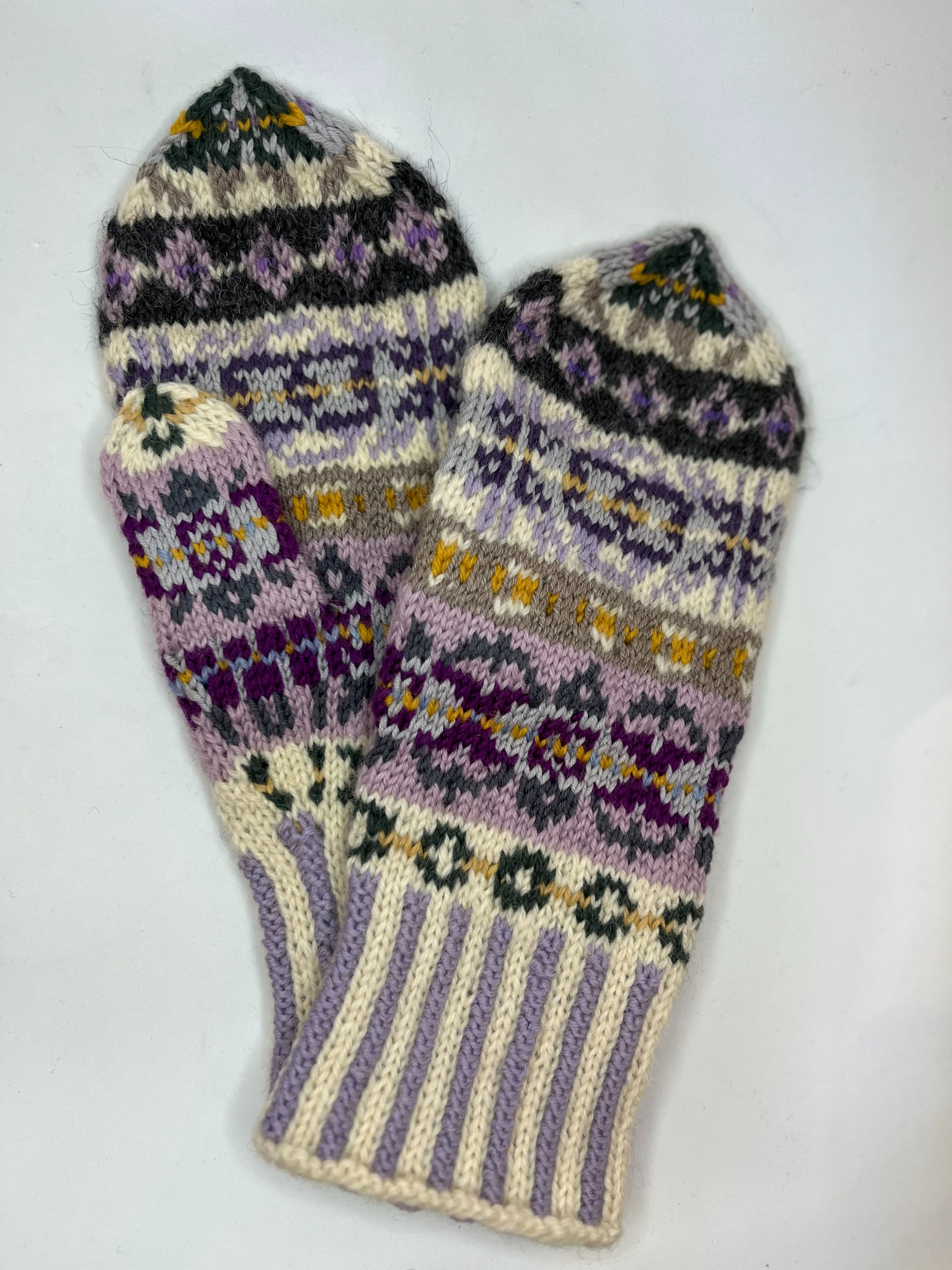 Damevott i Fair Isle-teknikk i lilla, rosa og grått