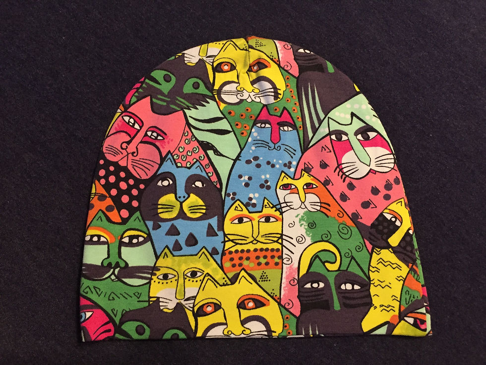 Barnelue med katter i mange farger. Unike klær og luer til baby og barn håndlaget av Urk!